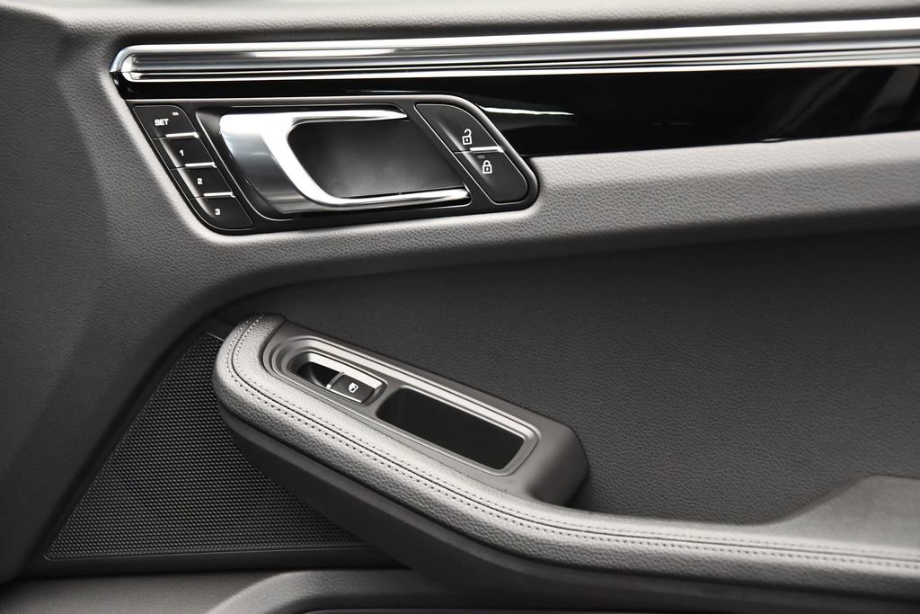 Used 2025 Porsche Macan image 47