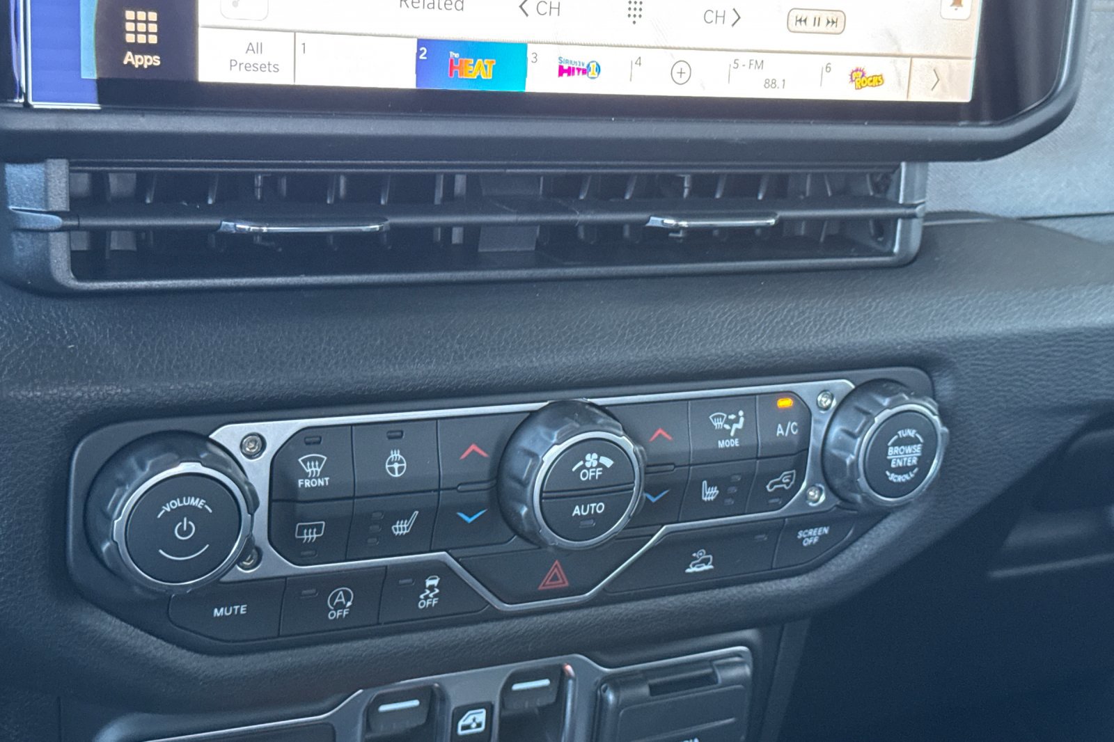 New 2026 Jeep Gladiator Sport image 18