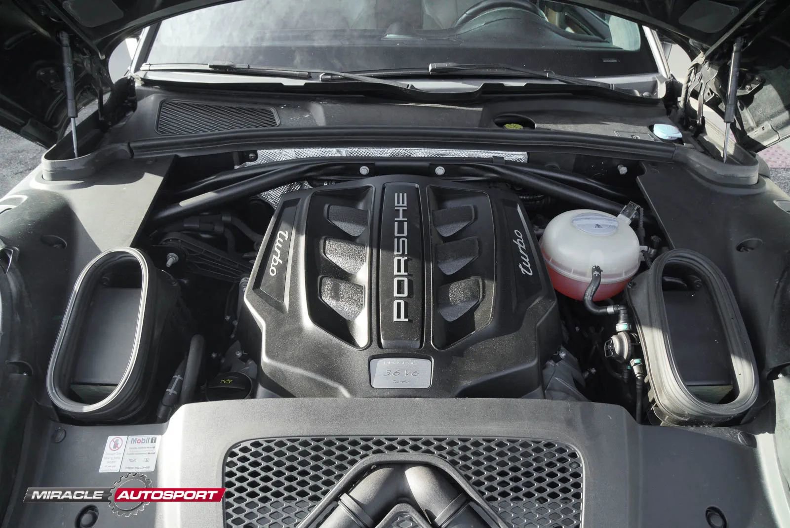 Used 2017 Porsche Macan Turbo image 14