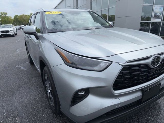 Used 2023 Toyota Highlander XLE AWD/4WD image 2