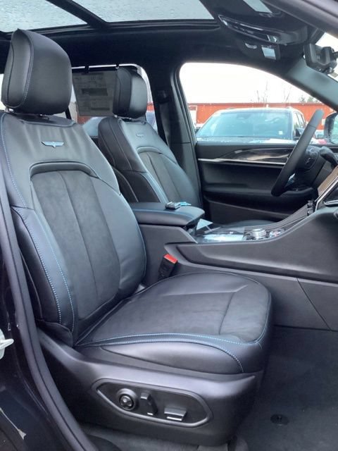 New 2024 Jeep Grand Cherokee Trailhawk w/ Advanced Protech Group II AWD/4WD image 21
