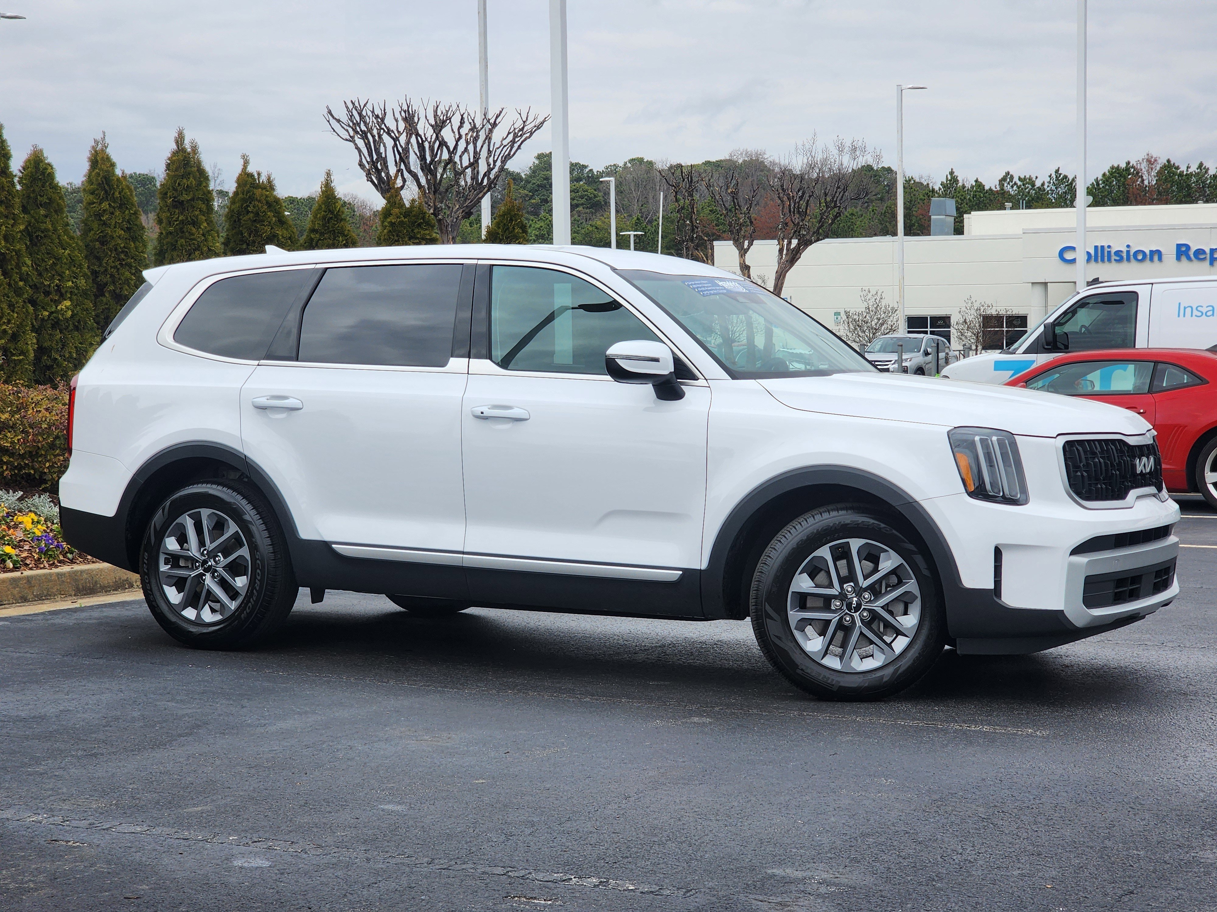 Used 2024 Kia Telluride LX image 3