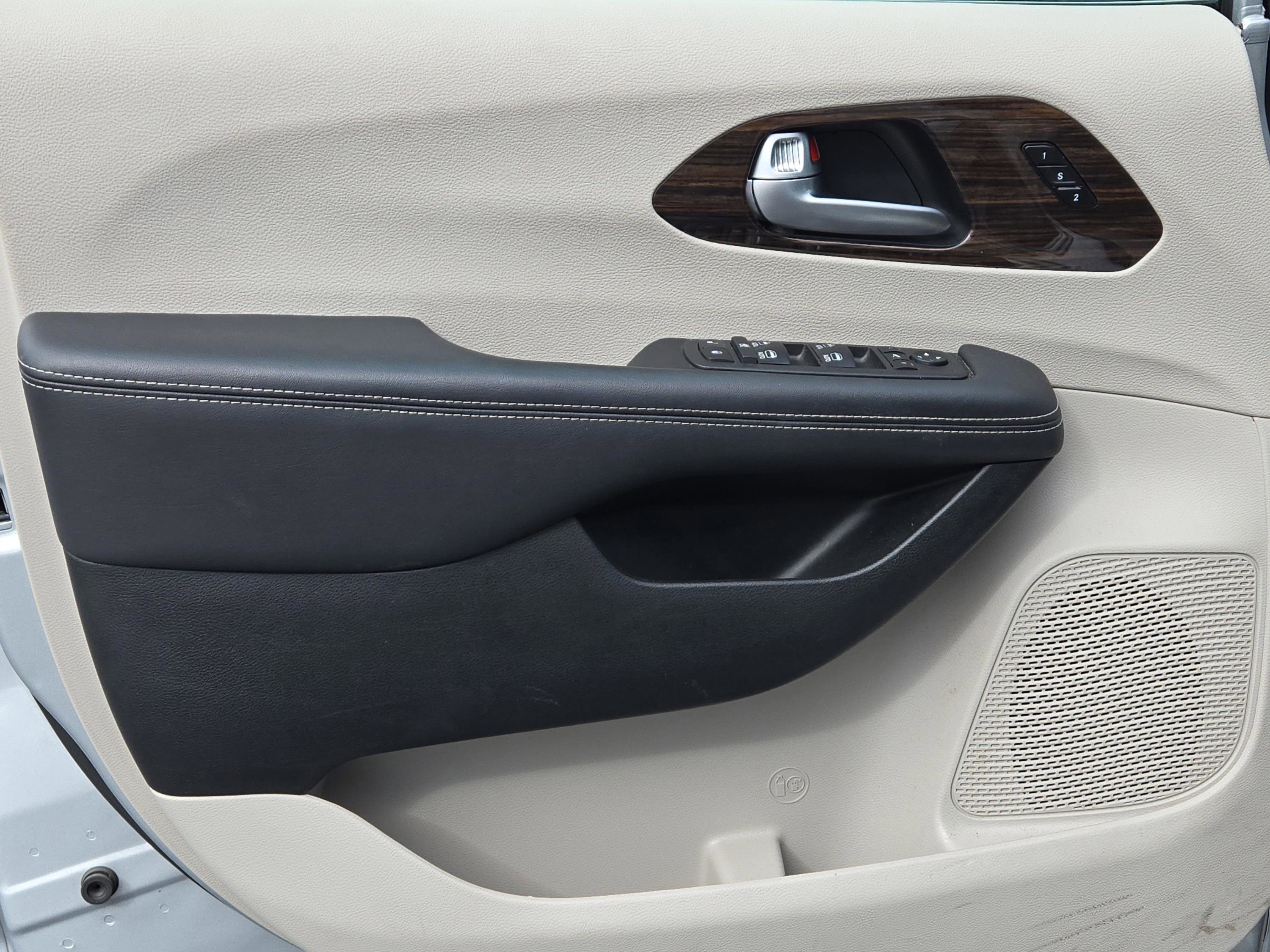 Used 2024 Chrysler Pacifica Limited image 13