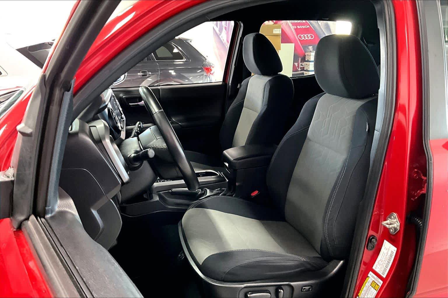 Used 2020 Toyota Tacoma TRD Sport AWD/4WD image 10