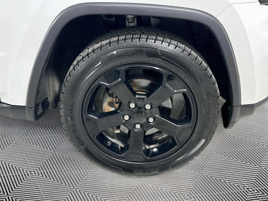 Used 2019 Jeep Grand Cherokee Laredo AWD/4WD image 23