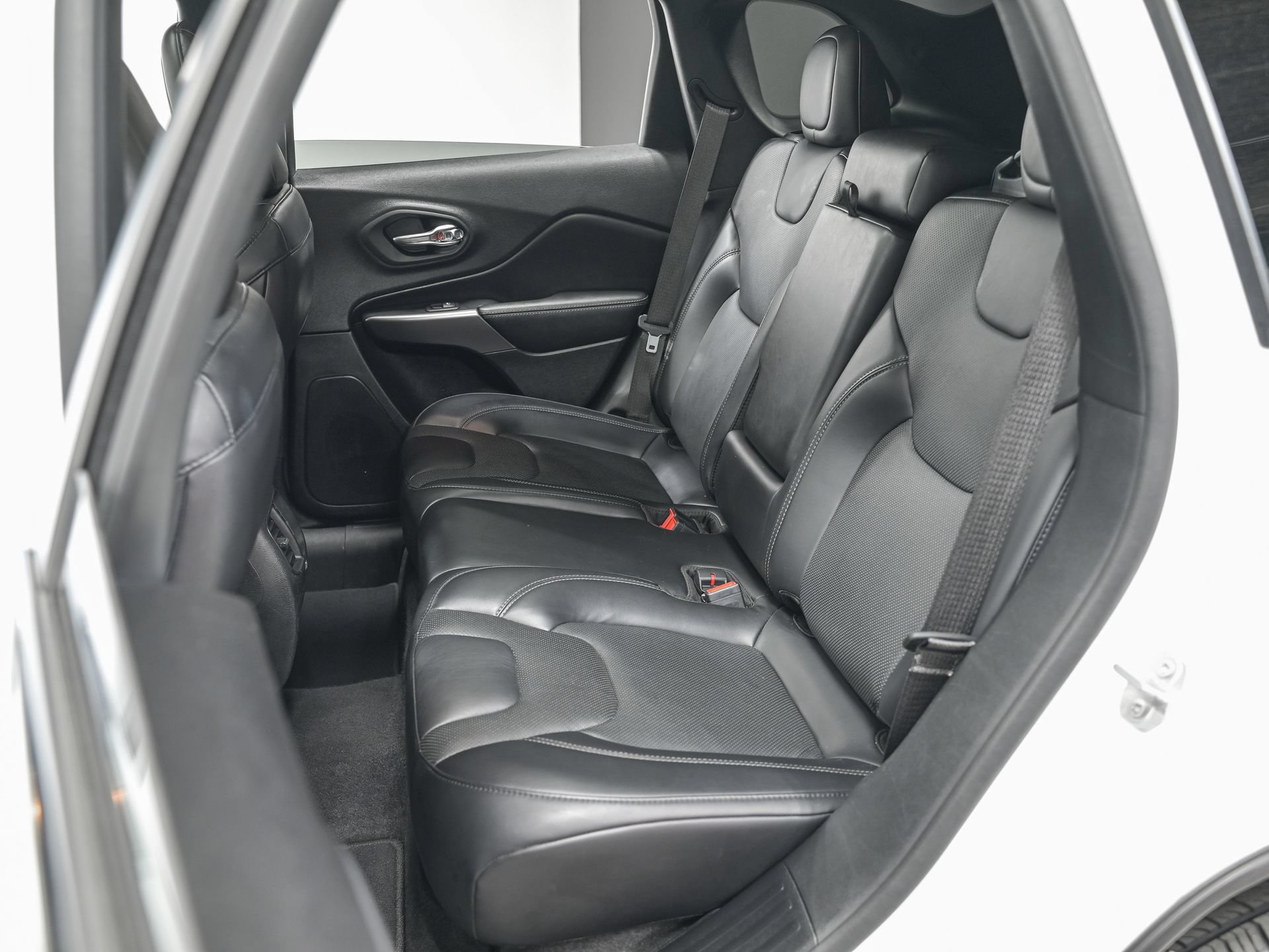 Used 2021 Jeep Cherokee Limited AWD/4WD image 29