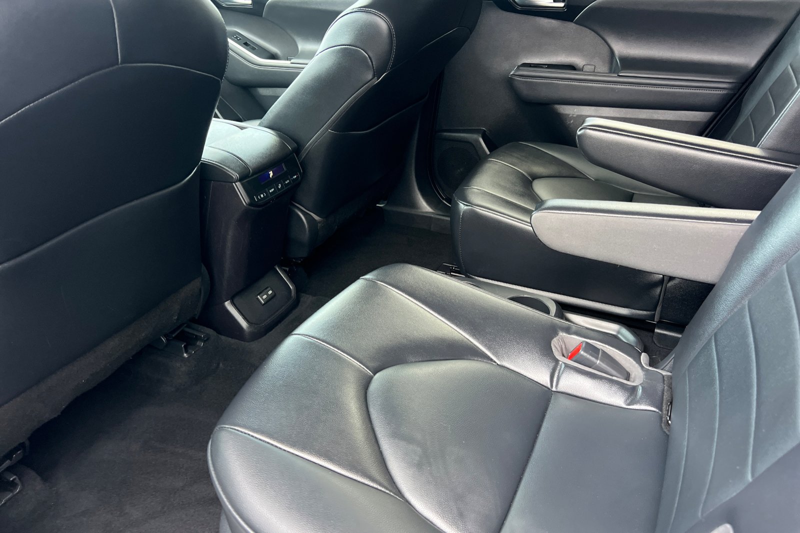Certified 2022 Toyota Highlander XLE AWD/4WD image 12
