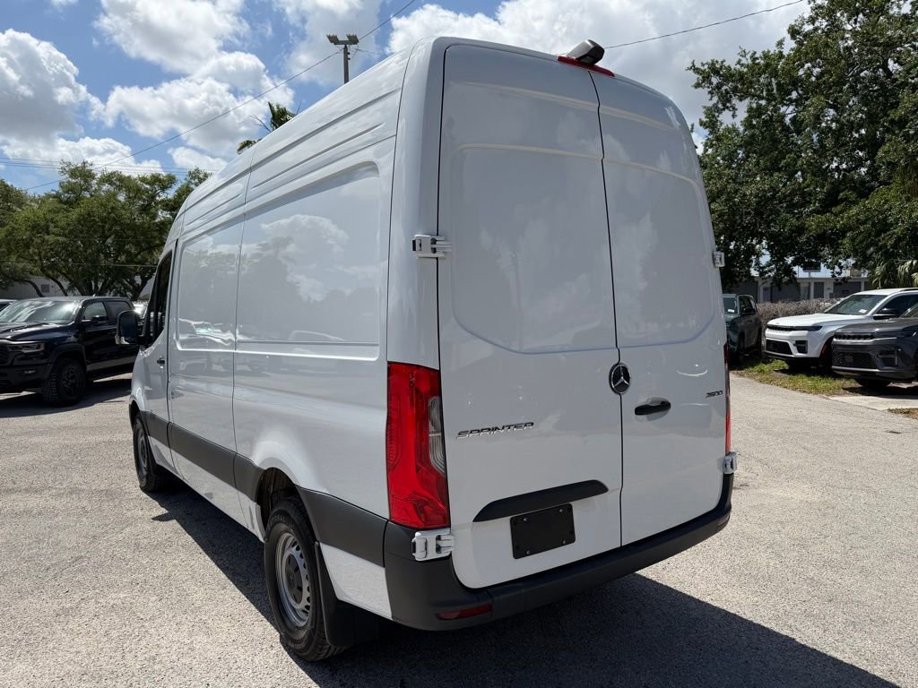 Used 2025 Mercedes-Benz Sprinter 2500 image 4