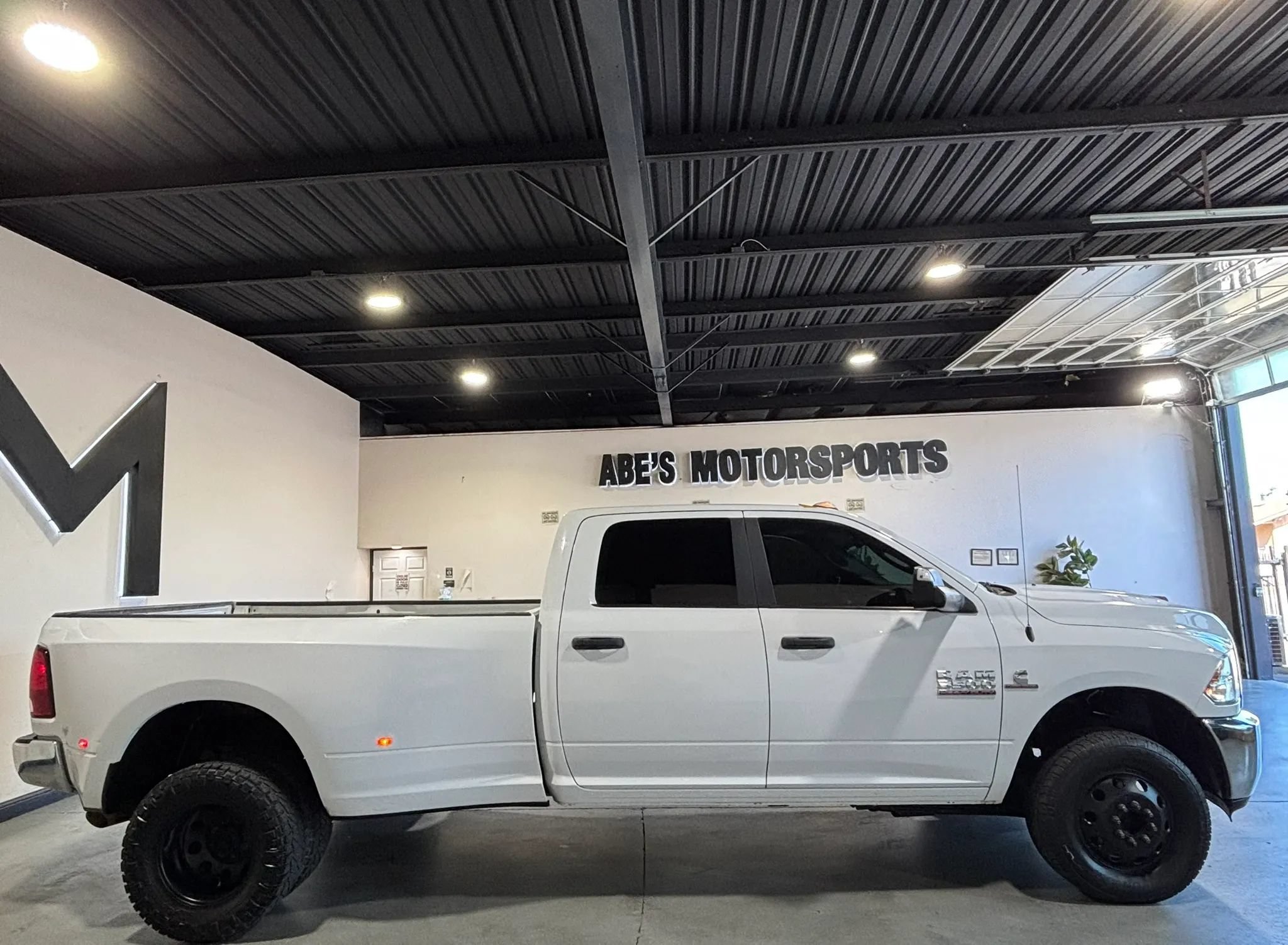 Used 2018 RAM 3500 SLT w/ Luxury Group AWD/4WD image 8