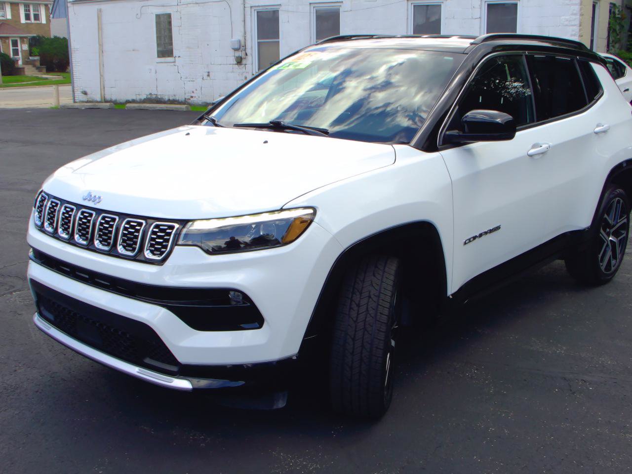 Used 2025 Jeep Compass Limited w/ Elite Group AWD/4WD image 3