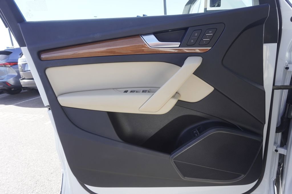 Used 2023 Audi Q5 e Premium w/ Convenience Package image 17