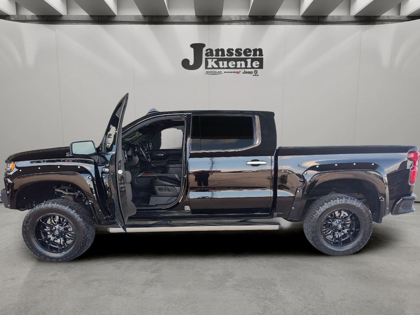 Used 2019 Chevrolet Silverado 1500 High Country w/ Technology Package AWD/4WD image 2