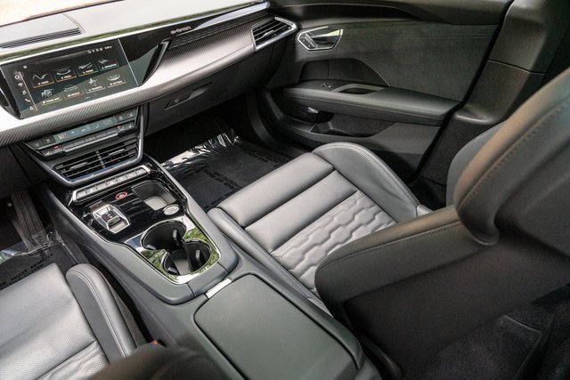 Used 2023 Audi e-tron GT Prestige image 21