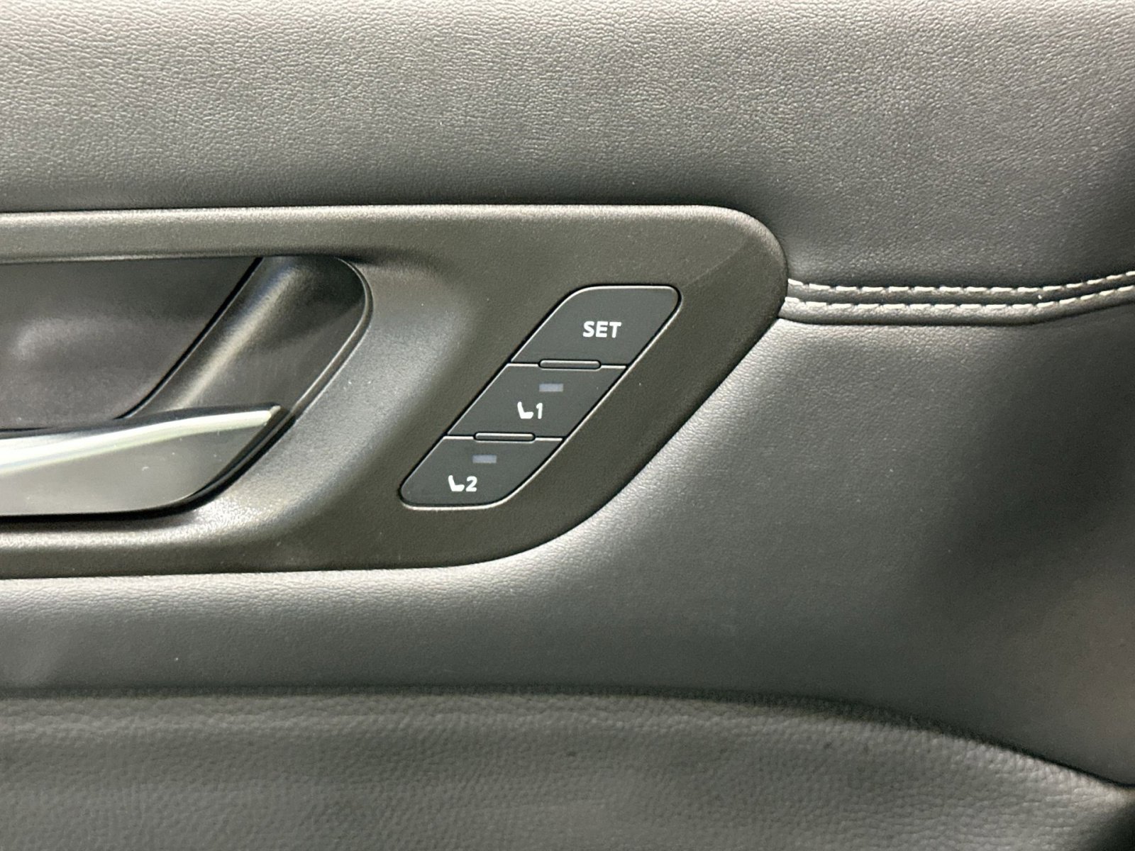 Used 2023 Nissan Pathfinder Platinum image 17