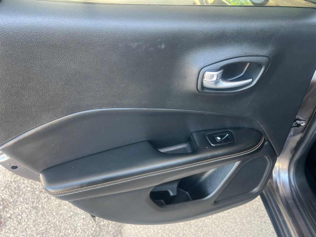 Used 2018 Jeep Compass Latitude w/ Cold Weather Group AWD/4WD image 10