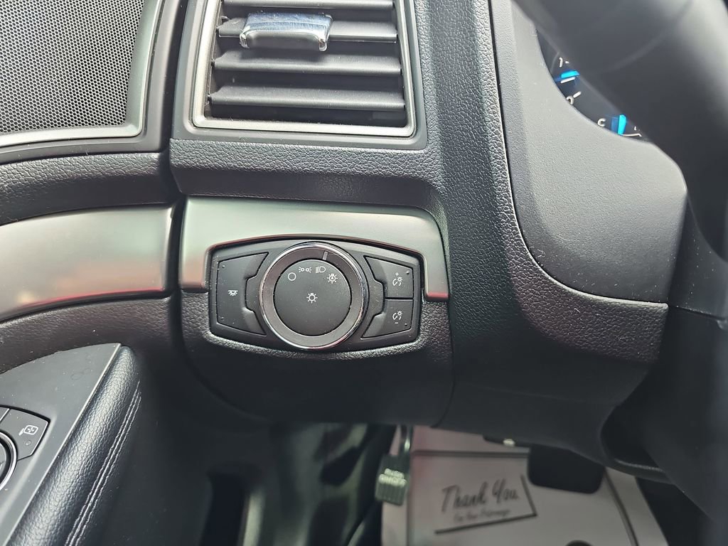 Used 2018 Ford Explorer XLT image 28