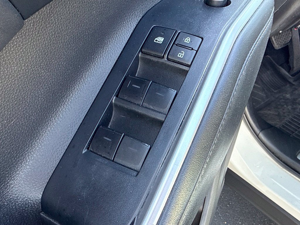 Used 2022 Toyota Highlander XLE FWD image 18