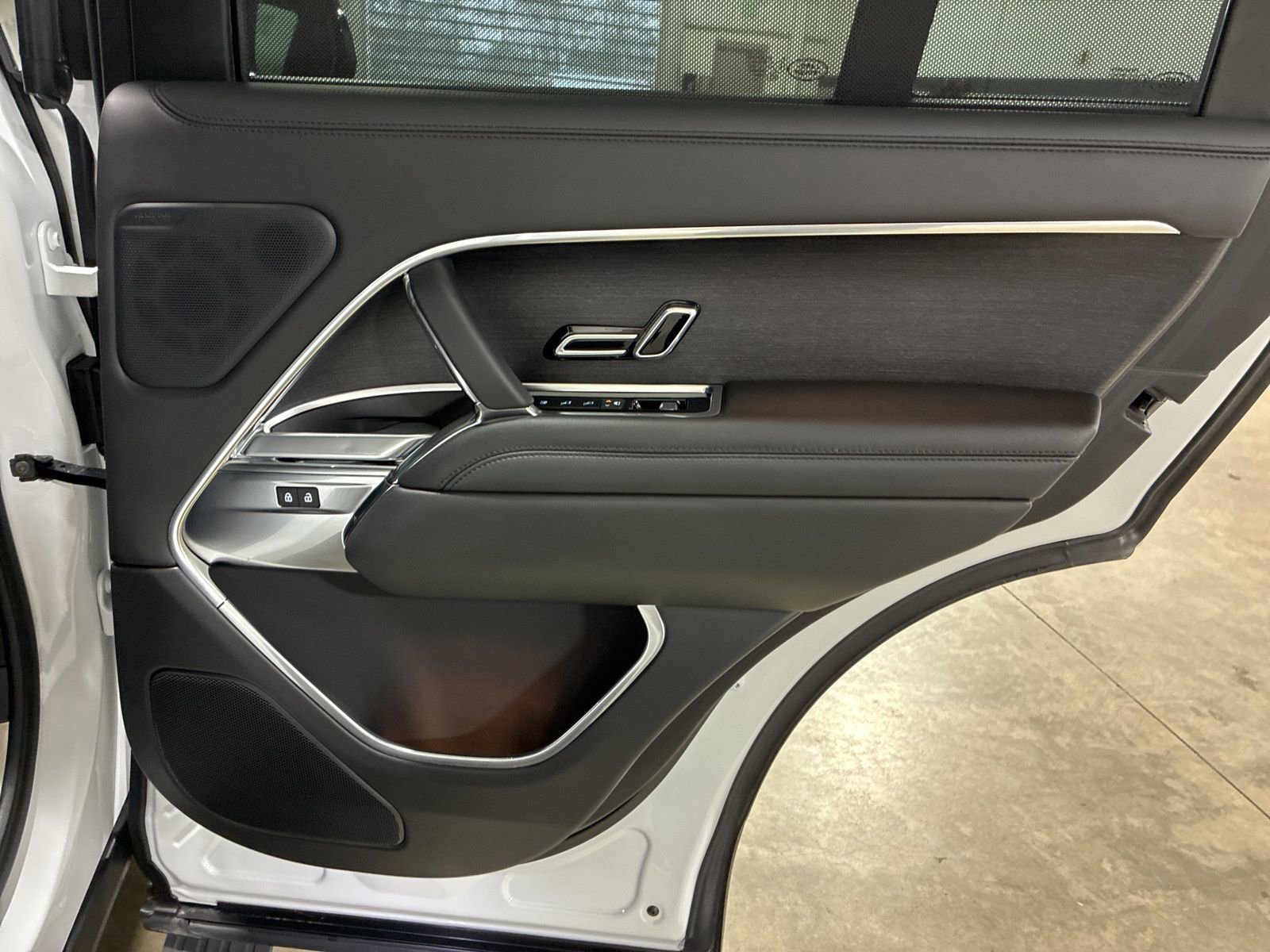 Used 2025 Land Rover Range Rover SE AWD/4WD image 30