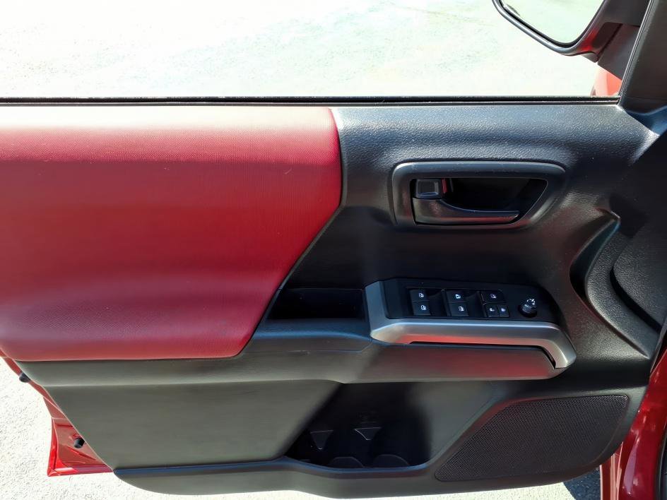 Used 2021 Toyota Tacoma SR5 AWD/4WD image 15