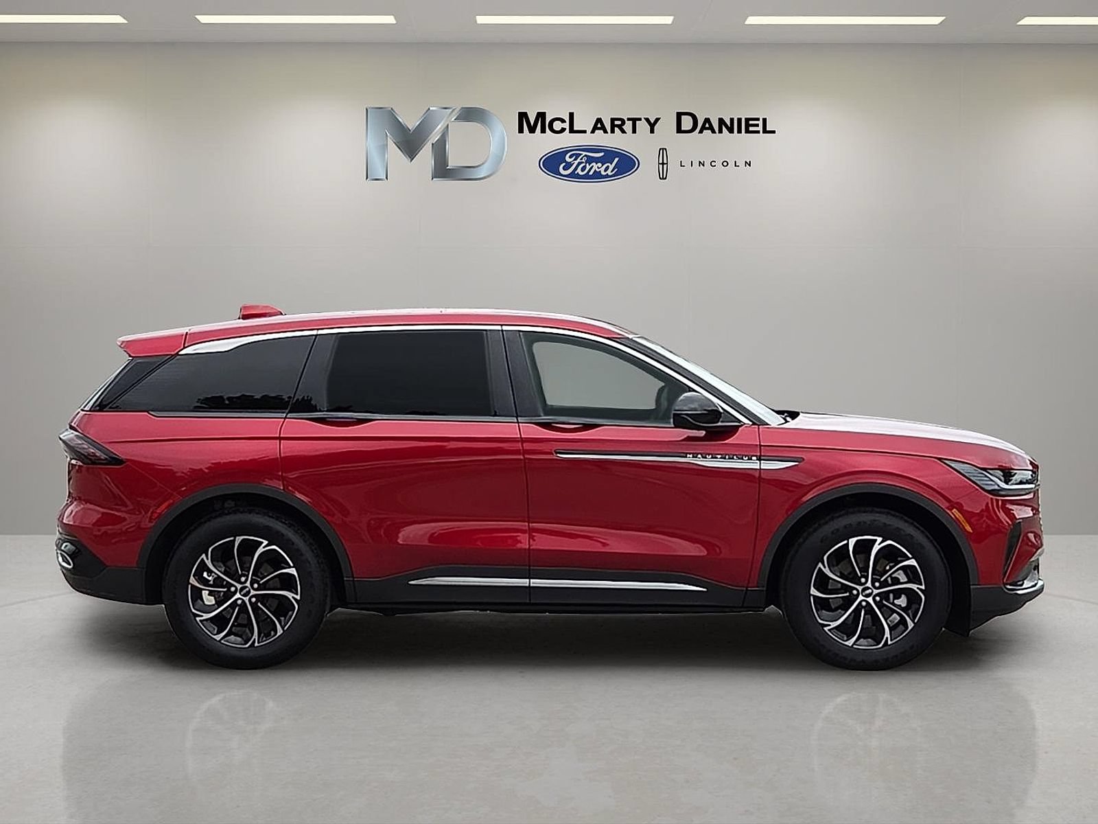 Used 2025 Lincoln Nautilus Premier AWD/4WD image 6
