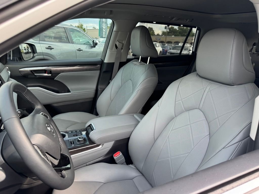 Used 2025 Toyota Highlander Platinum AWD/4WD image 7