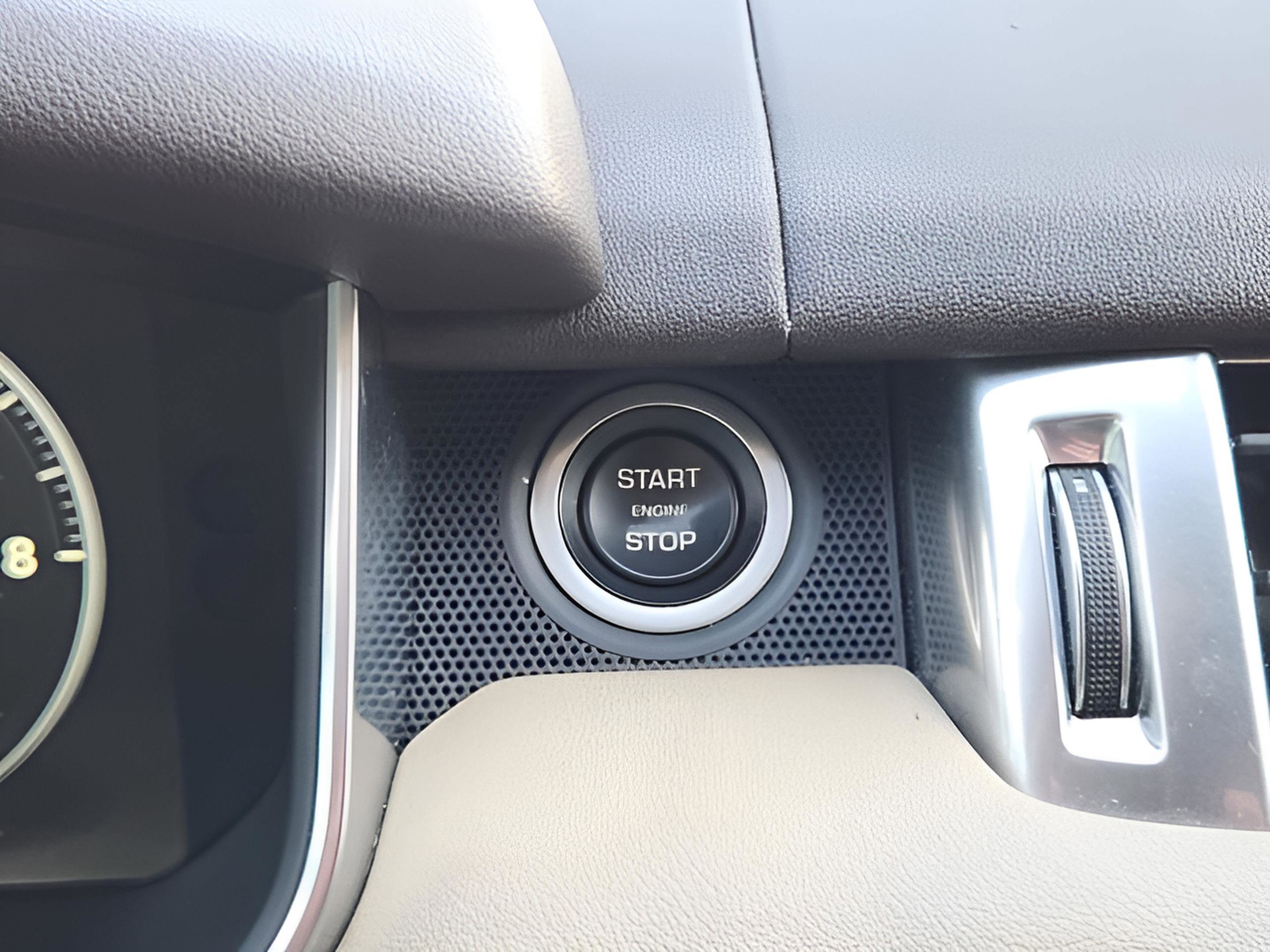 Used 2017 Land Rover Range Rover Sport HSE image 15