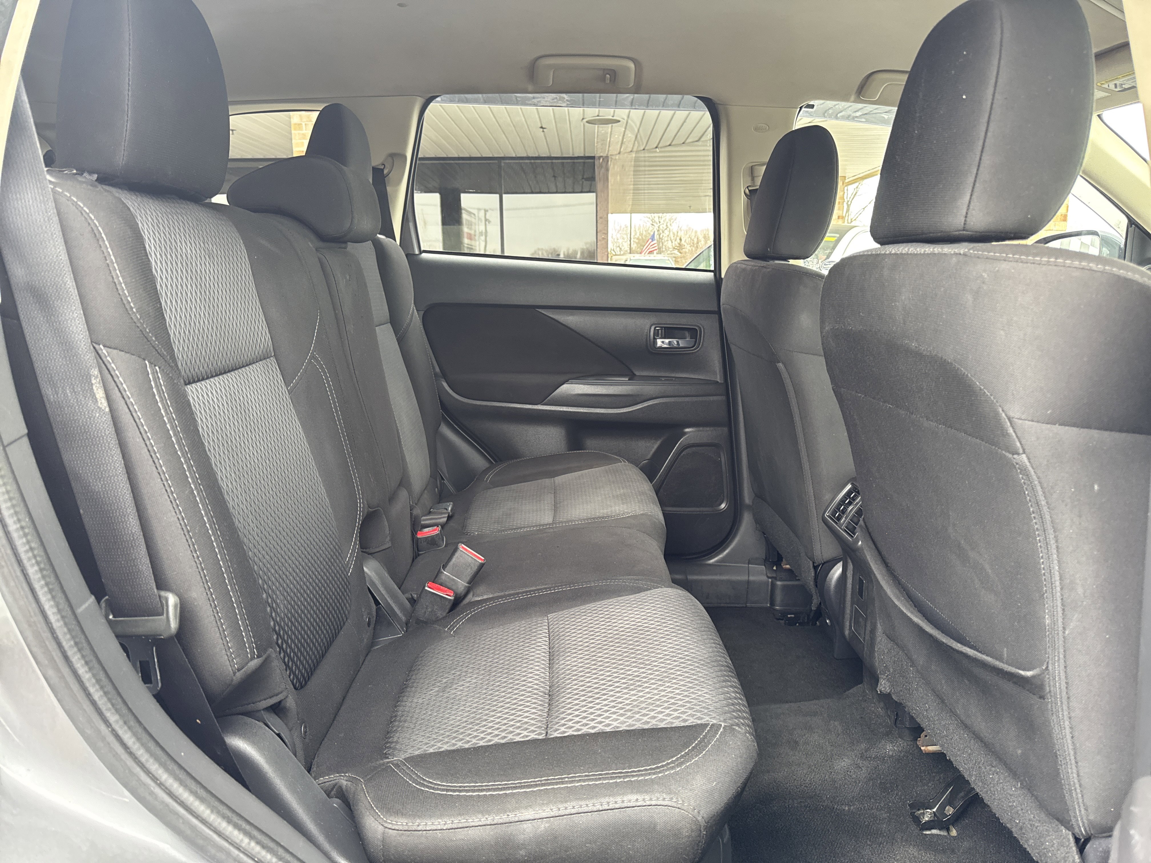 Used 2020 Mitsubishi Outlander SE image 27