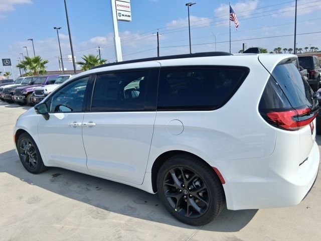 New 2026 Chrysler Pacifica Select w/ S Appearance Package image 5