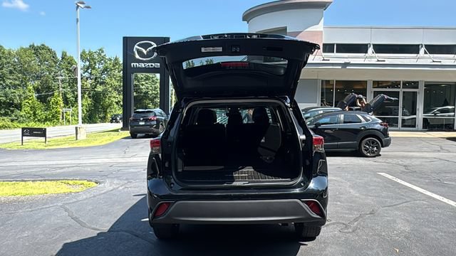 Used 2021 Toyota Highlander XLE AWD/4WD image 14