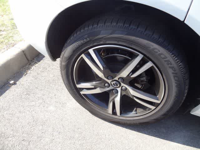 Used 2022 Volvo XC60 B5 R-Design AWD/4WD image 11