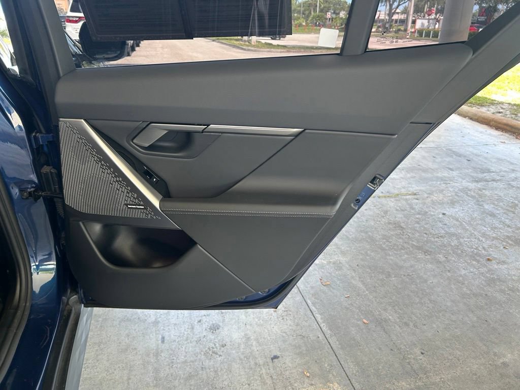 Used 2026 BMW i5 eDrive40 w/ Premium Package RWD image 32