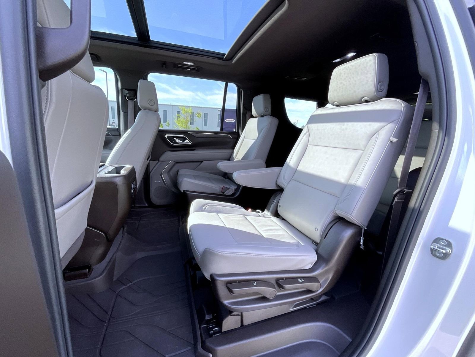 Used 2023 Chevrolet Suburban Z71 w/ Luxury Package AWD/4WD image 19