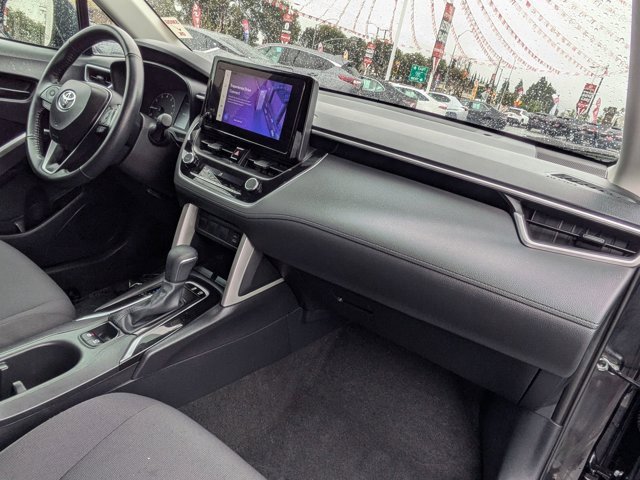 Used 2025 Toyota Corolla Cross LE image 6