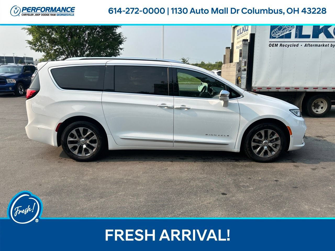 Used 2024 Chrysler Pacifica Pinnacle FWD image 3