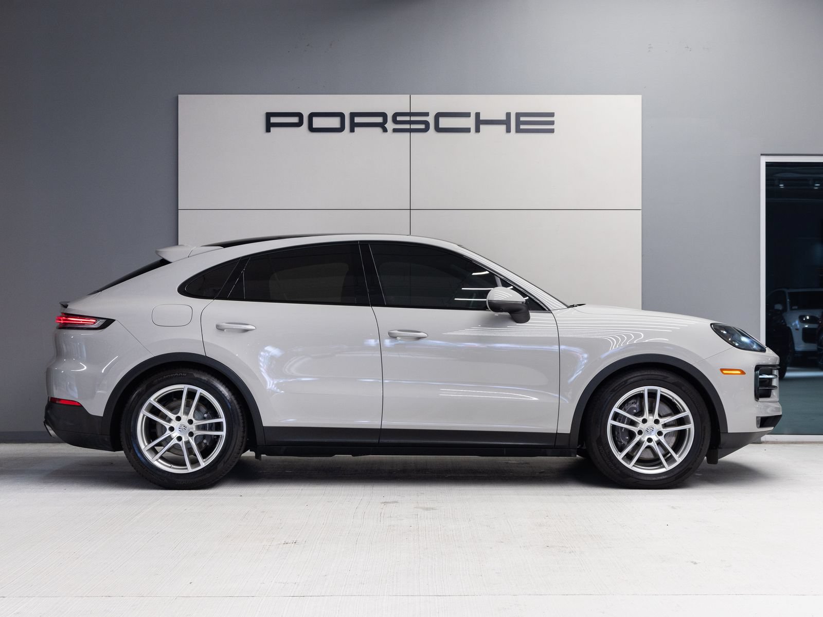 Certified 2024 Porsche Cayenne Coupe AWD/4WD image 8