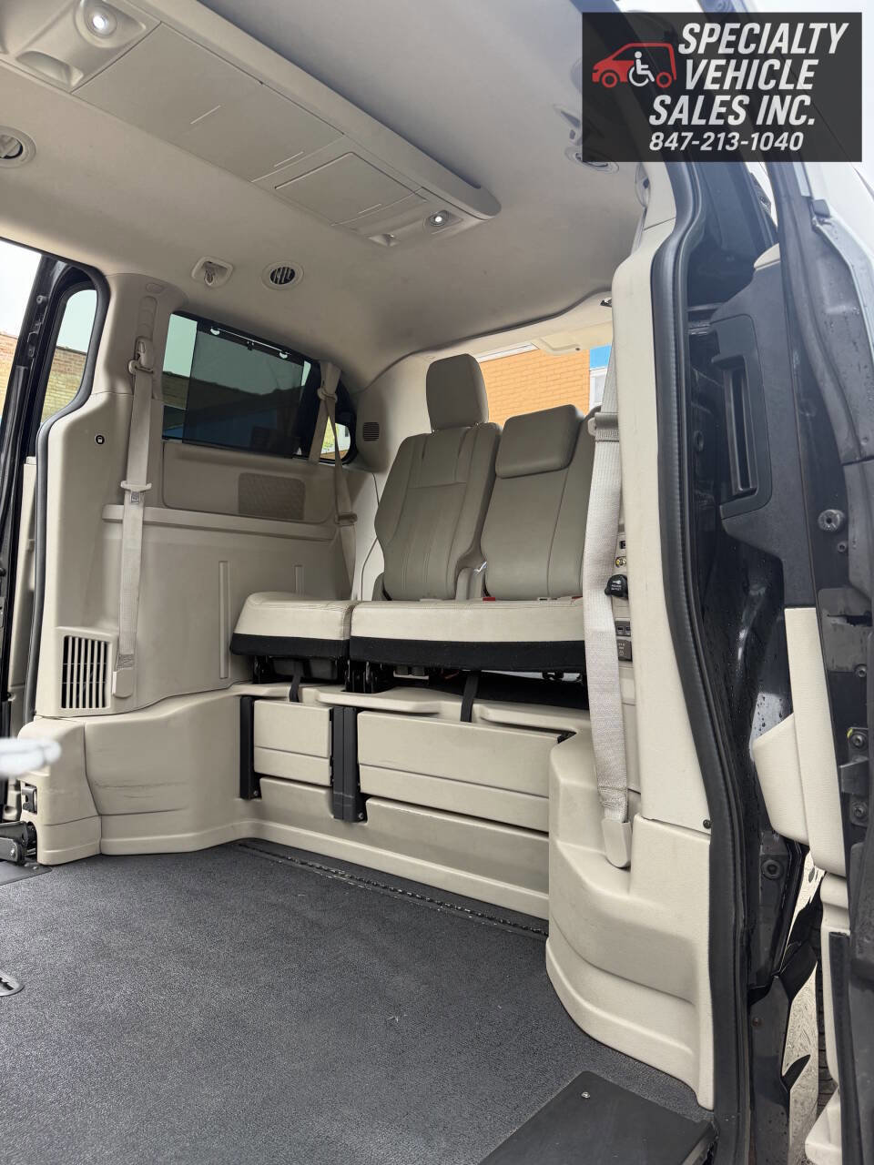 Used 2016 Chrysler Town & Country Touring FWD image 26