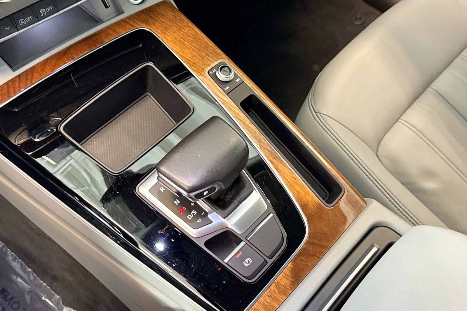 Used 2022 Audi Q5 2.0T Premium w/ Convenience Package image 15