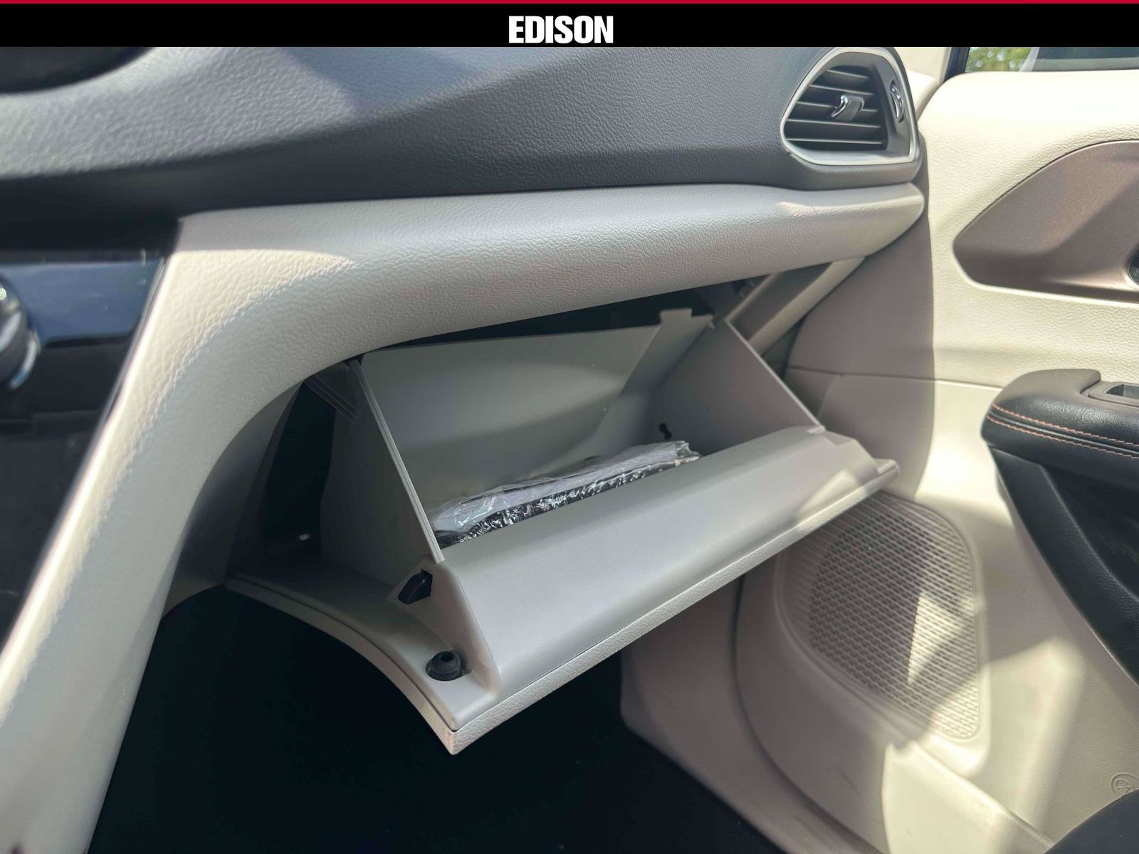 Used 2019 Chrysler Pacifica LX FWD image 30
