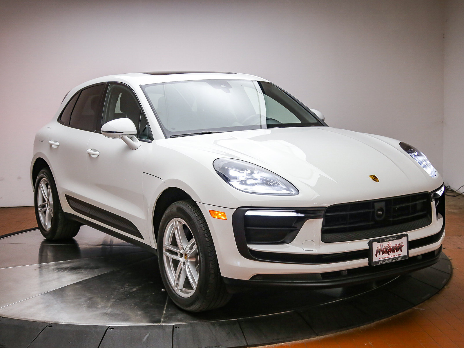 Certified 2024 Porsche Macan AWD/4WD image 4