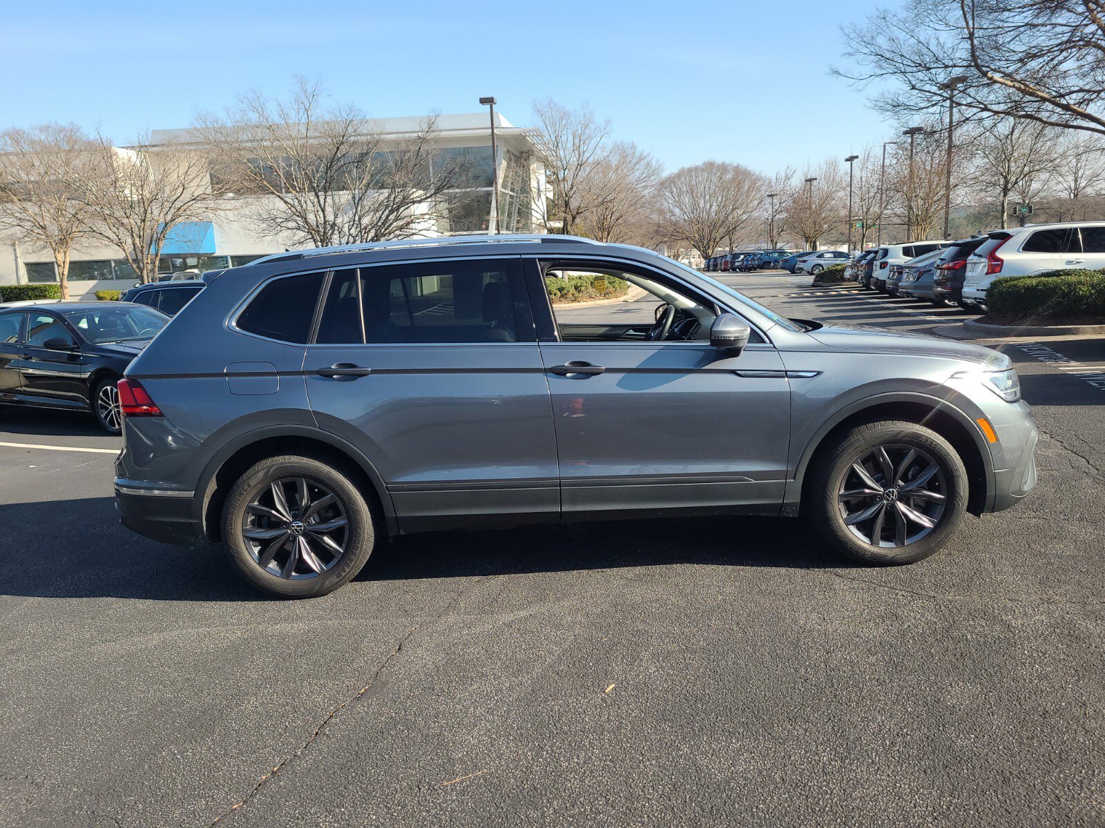 Used 2023 Volkswagen Tiguan SE image 4