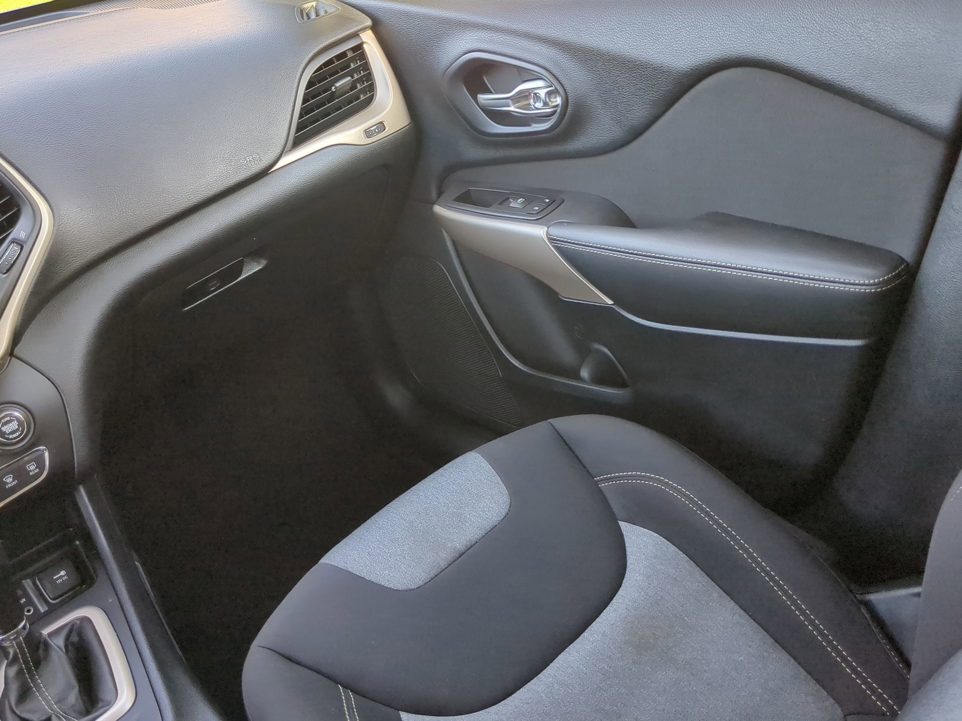 Used 2018 Jeep Cherokee Latitude w/ Safety Group FWD image 52