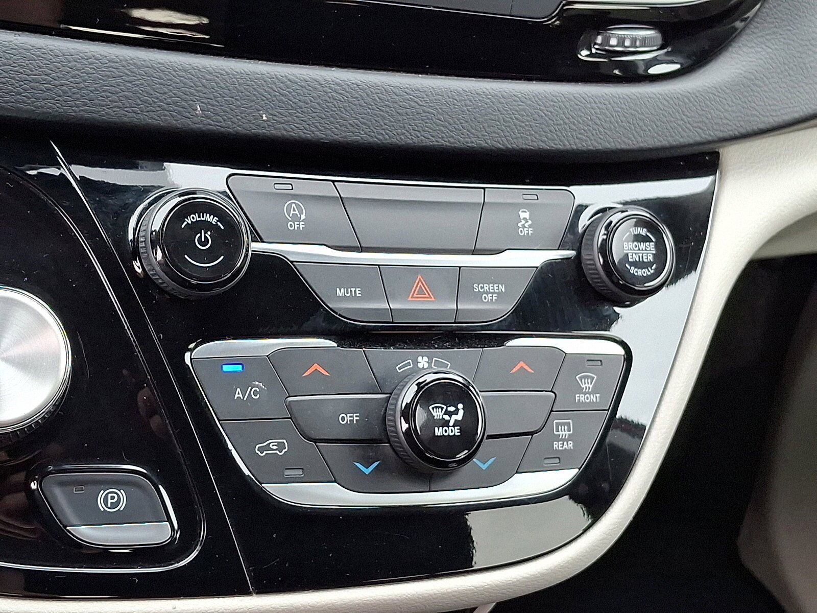Used 2023 Chrysler Voyager LX FWD image 16