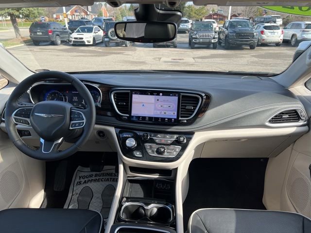 Used 2024 Chrysler Pacifica Limited image 16