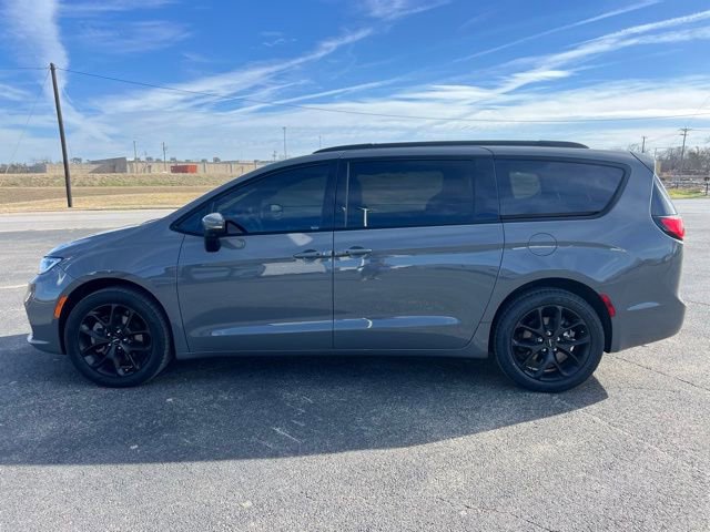 Used 2023 Chrysler Pacifica Touring-L w/ S Appearance Package image 4