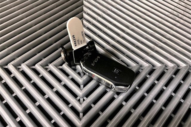 Used 2022 Kia Telluride SX w/ SX Prestige Package image 9