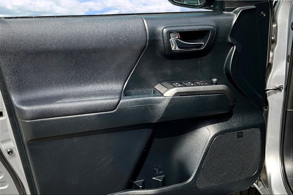 Used 2016 Toyota Tacoma TRD Sport image 21