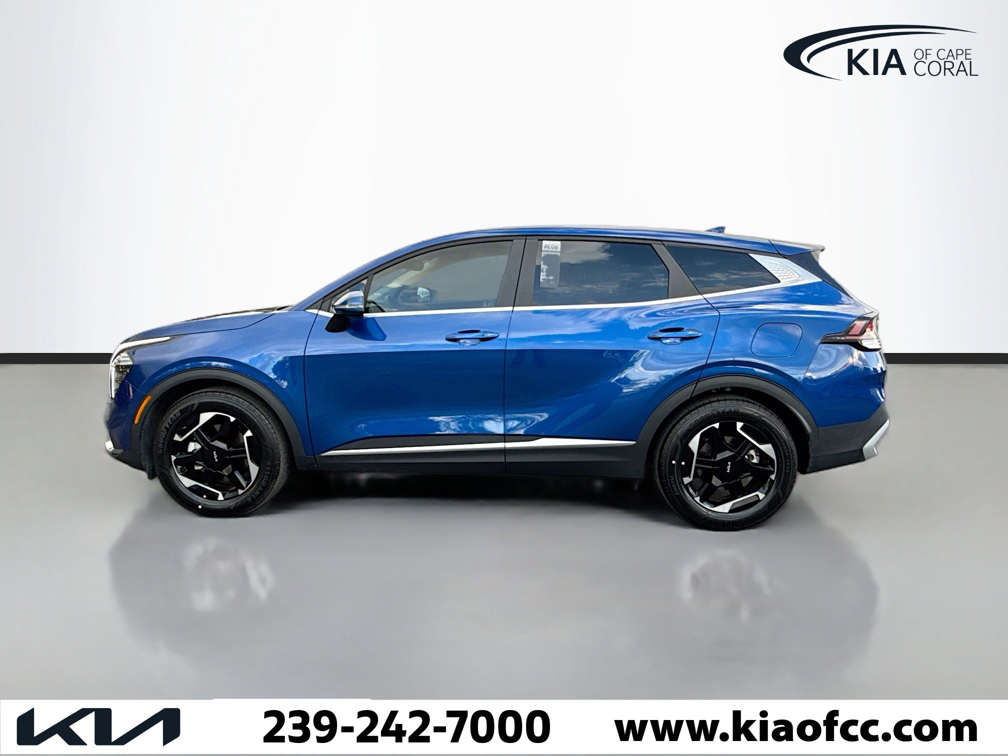 Used 2025 Kia Sportage EX image 2