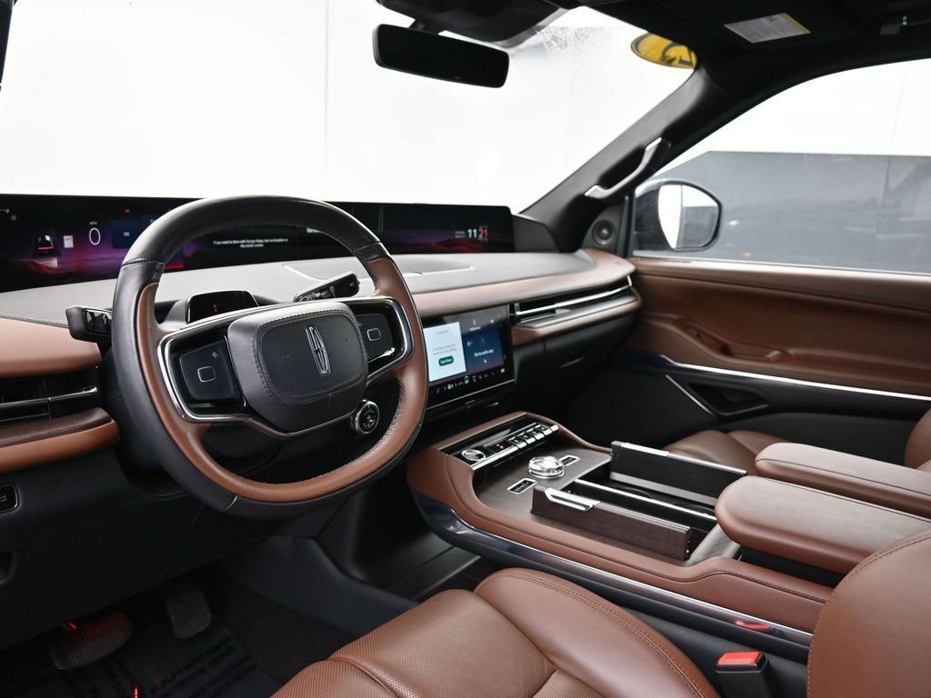 Used 2025 Lincoln Navigator Reserve image 23