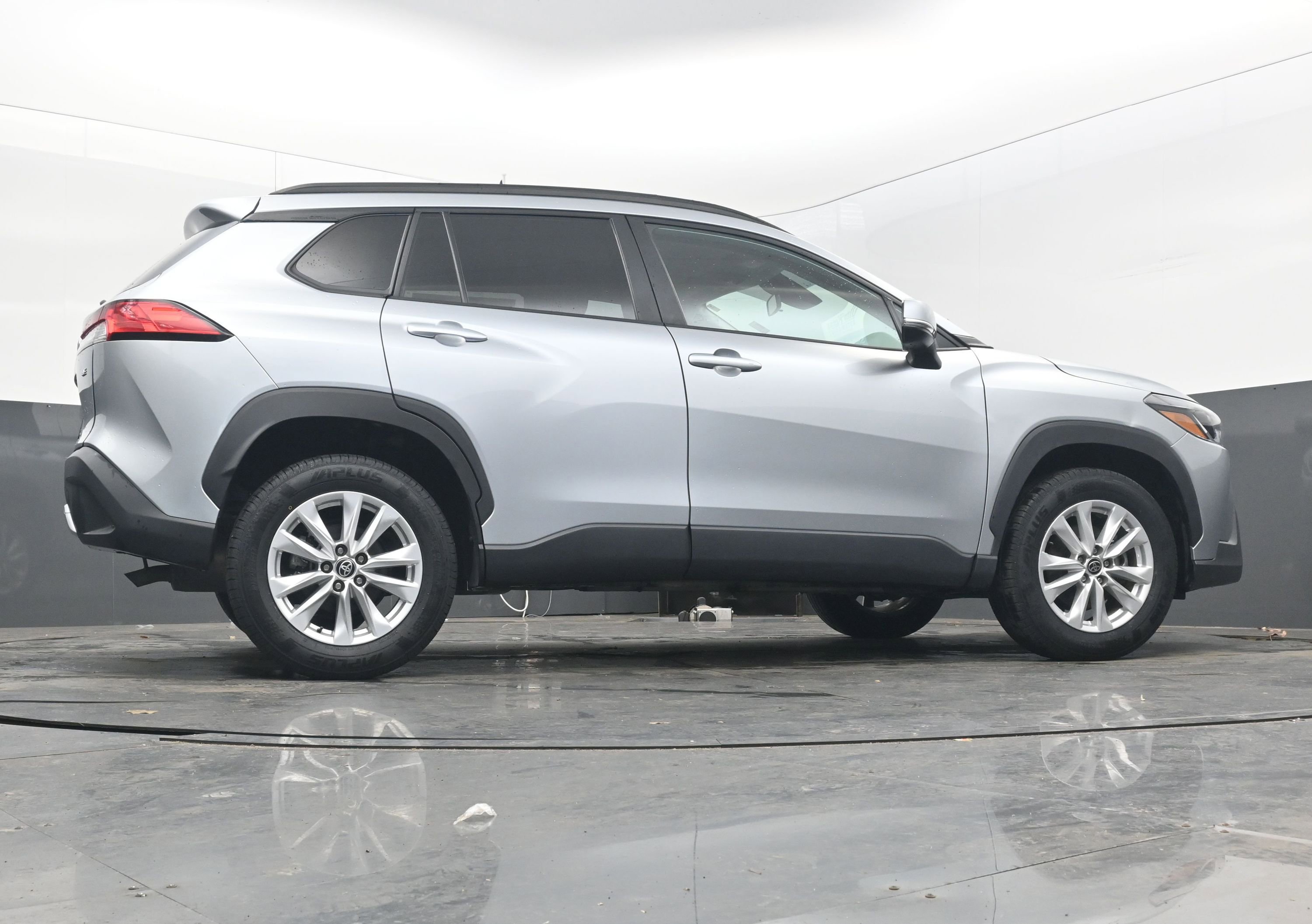 Used 2022 Toyota Corolla Cross LE image 29