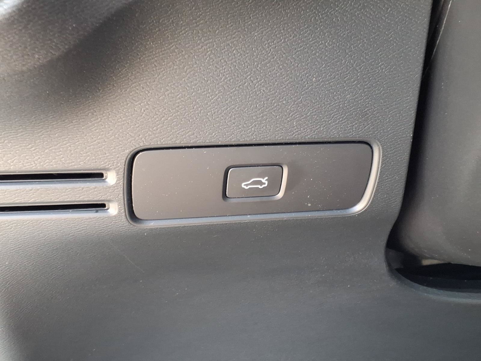 Certified 2023 Volvo C40 P8 Recharge Ultimate AWD/4WD image 17